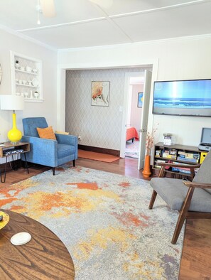 Interior - Adorable 1 bd Cottage for a fun couple's getaway, Central location, Dog Friendly (Kitty Hawk)