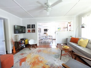 Smart TV, books, music library, stereo - Adorable 1 bd Cottage for a fun couple's getaway, Central location, Dog Friendly (Kitty Hawk)