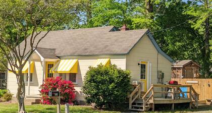 Adorable vintage cottage CENTRAL LOCATION Dog friendly and 7 night discount