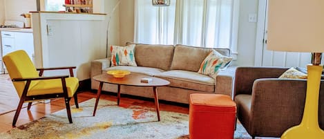 TV connectée, livres, médiathèque, chaîne hi-fi