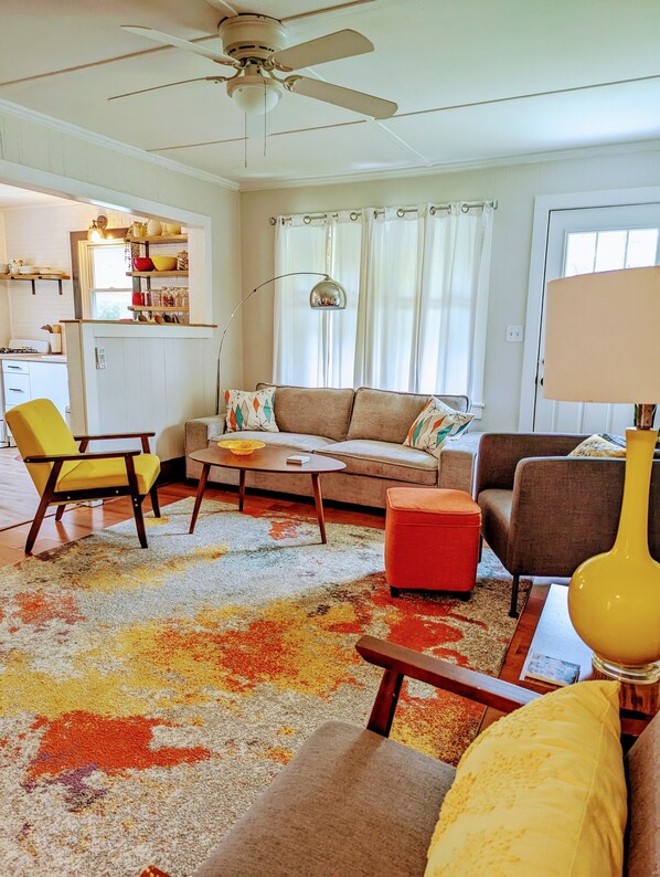 TV connectée, livres, médiathèque, chaîne hi-fi