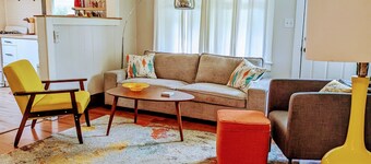 Adorable 1 bd Cottage for a fun couple's getaway, Central location, Dog Friendly