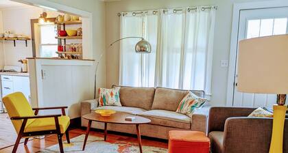 Adorable 1 bd Cottage for a fun couple's getaway, Central location, Dog Friendly