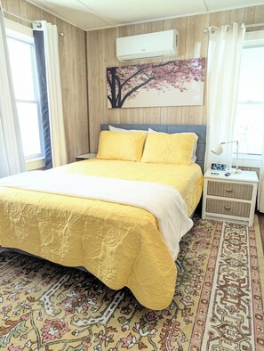 1 bedroom, desk, iron/ironing board, free WiFi - Adorable 1 bd Cottage for a fun couple's getaway, Central location, Dog Friendly (Kitty Hawk)