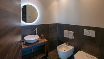 Doccia, asciugacapelli, bidet, asciugamani