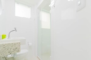 Apartemen | Kamar mandi | Shower, pengering rambut, handuk, dan tisu toilet