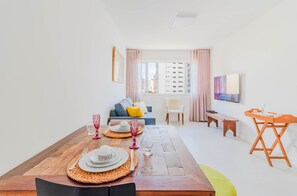 公寓 | 起居区 | 32-英寸电视(配备数码频道)