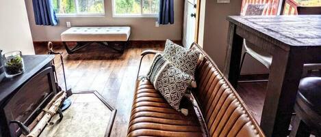 Flat-screen TV, fireplace, Netflix, streaming services