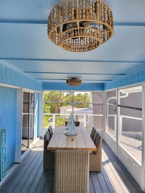 Outdoor dining - Little Gasparilla Island: Luxurious Bungalow, Private Beach, Fishing, Family (Placida)