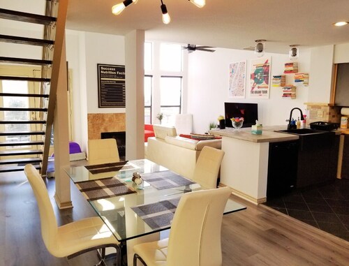 Upscale luxury 2 bd 1 bth loft condo - 10 mins to Airport!