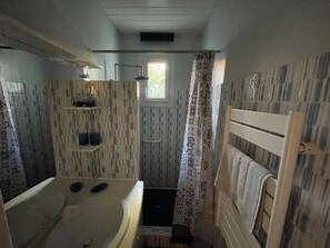 Combined shower/bathtub, hair dryer, towels, toilet paper - Pleasant house in a central location on the Cap Ferret peninsula (Lège-Cap-Ferret)