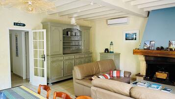 Smart-tv, bordtennisbord, bøger, kontorer