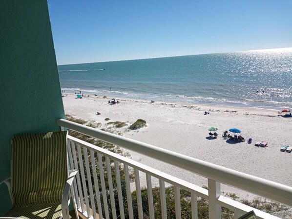 En la playa, sillas reclinables de playa, toallas de playa