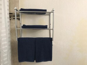 Cortinas blackout, wifi gratis y ropa de cama 