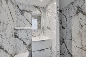 Dusche, umweltfreundliche Kosmetikartikel, Haartrockner, Handtücher