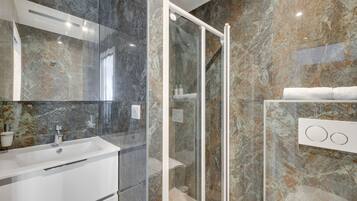 Bruser, miljøvenlige toiletartikler, hårtørrer, håndklæder