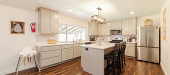 Family & Large Group - Backyard Heaven, Game room, Mini Golf, Private Pool