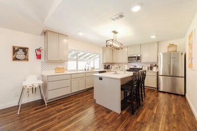 Family & Large Group - Backyard Heaven, Game room, Mini Golf, Private Pool