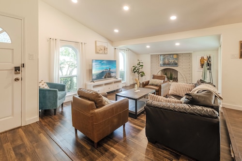 Family & Large Group - Backyard Heaven, Game room, Mini Golf, Private Pool