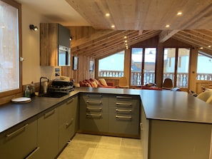 Fridge, microwave, oven, stovetop - Le Refuge du Cabri -15 people- sauna - jacuzzi Les Ménuires -Skis aux Pieds (LES BELLEVILLE)