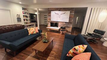 Een smart-tv, een open haard, tafelvoetbal en boeken