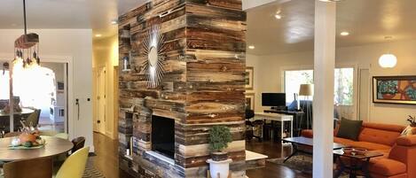 TV connectée, cheminée, baby-foot, livres