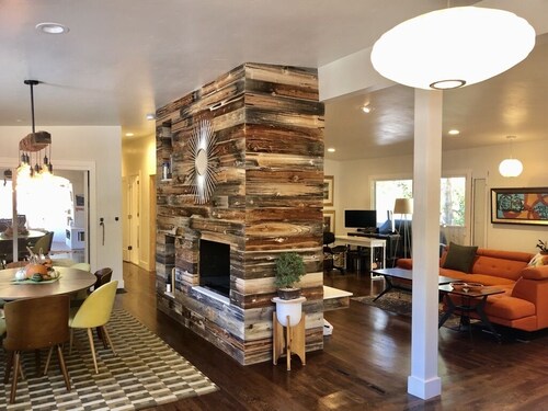 Romantic Winter Escape with Mountain Views. Hike, Ski Hot Tub & Games - Sleeps 8