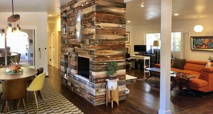 Romantic Winter Escape with Mountain Views. Hike, Ski Hot Tub & Games - Sleeps 8