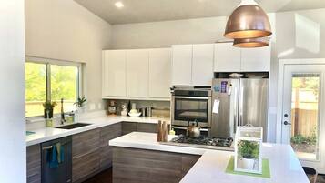 Een koelkast, een magnetron, een oven, een kookplaat