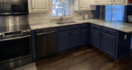 Lake House home year round with all of the amenities. Pos avail Pontoon boat.