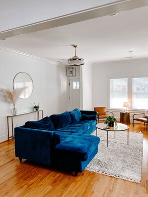 Smart TV, chimenea, videojuegos y libros 