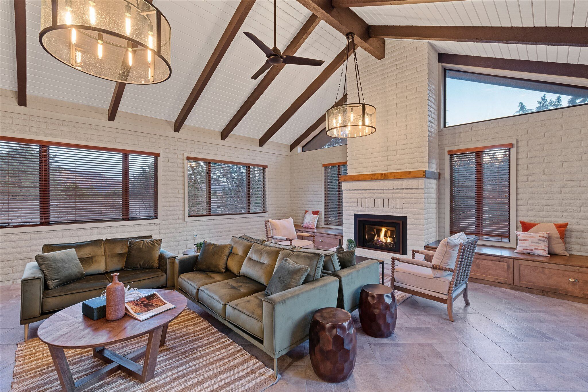 Una Smart TV, una chimenea