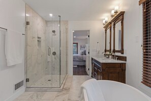 Bathtub, hair dryer, towels, soap - Sedona Manzanita Estate - Spacious Uptown home (Sedona)
