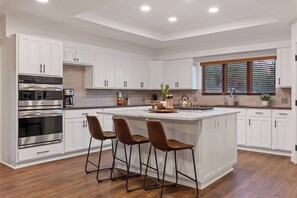 Fridge, microwave, oven, stovetop - Sedona Manzanita Estate - Spacious Uptown home (Sedona)
