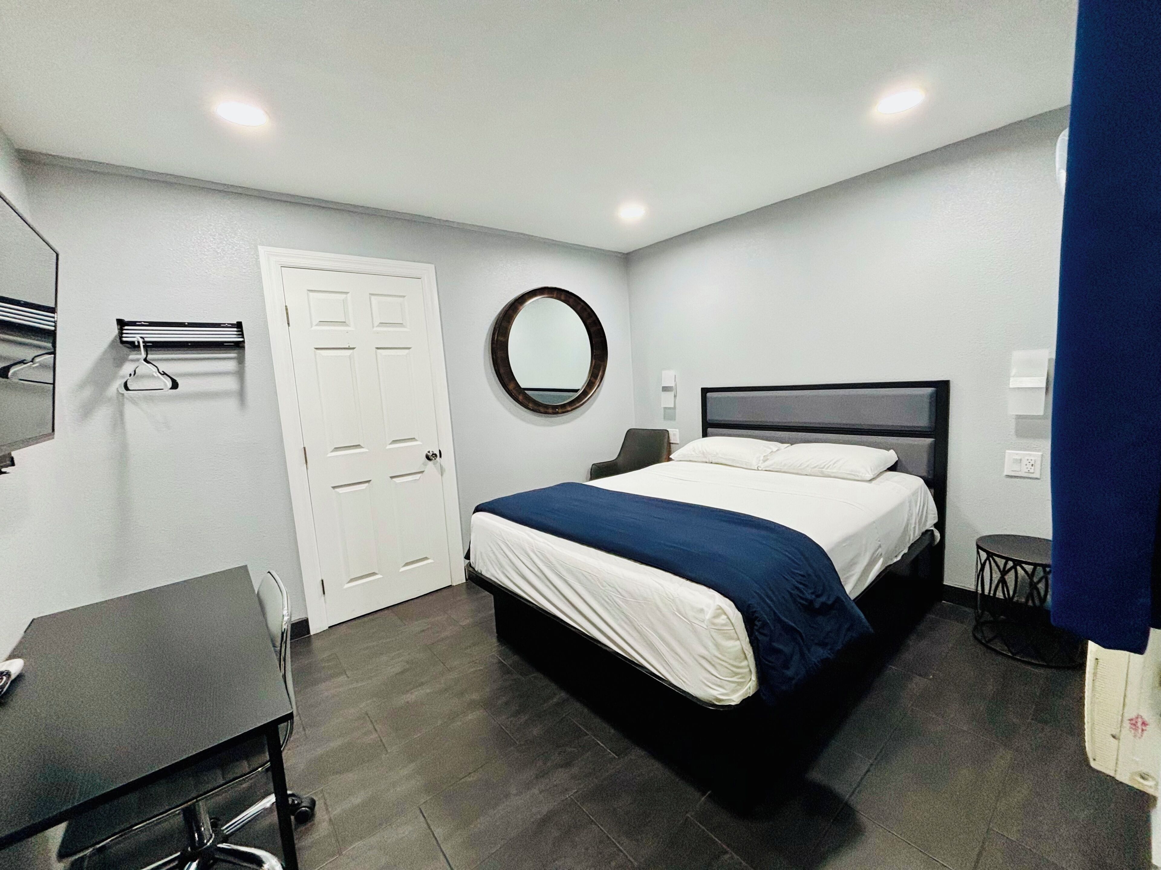 واي فاي مجانًا وملاءات أسرّة