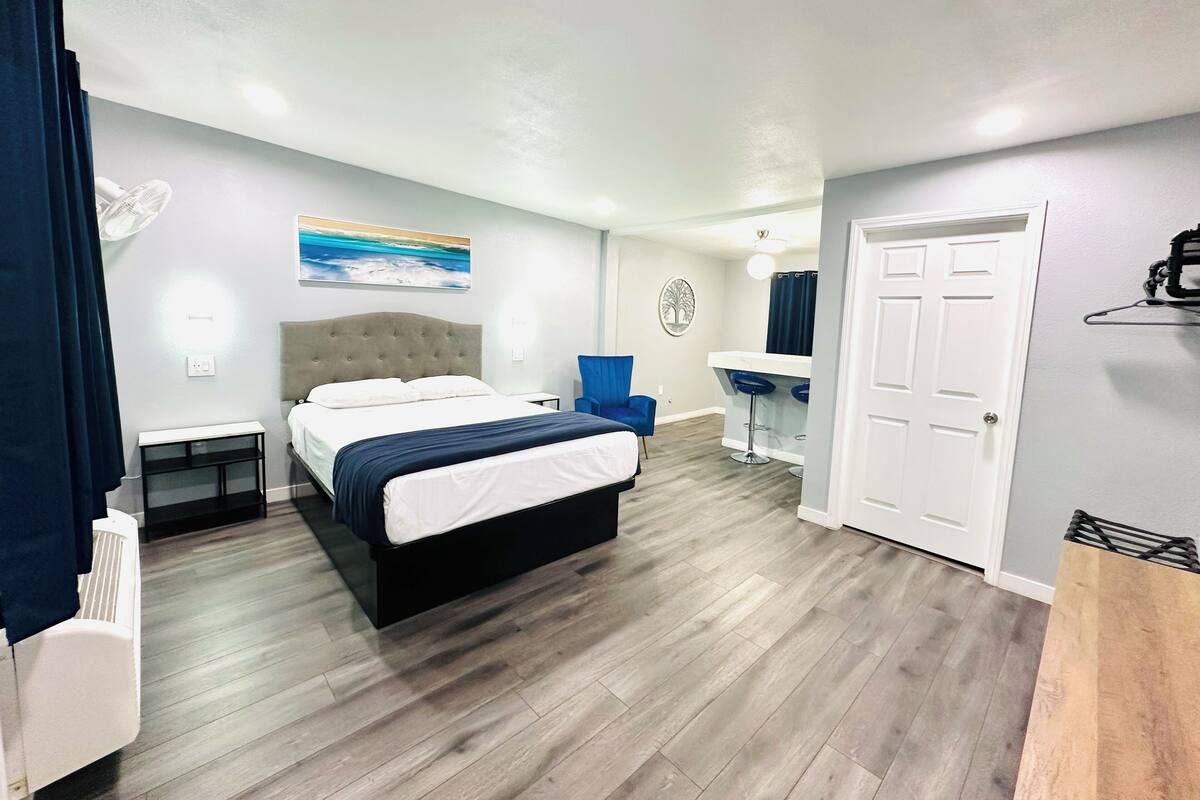 Luxury Single Room | WiFi (free), bed sheets