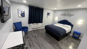 Una habitación de hotel moderna con una cama, un escritorio y una silla.