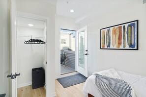 4 habitaciones, tabla de planchar con plancha, wifi y ropa de cama 