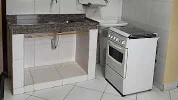 Refrigerador, microondas, parrilla de estufa y licuadora