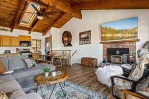 Smart-TV, Kamin, Tischfußball, Bücher