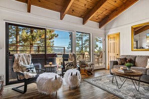 Smart-TV, Kamin, Tischfußball, Bücher