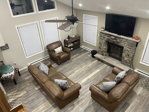Smart TV, chimenea, impresora