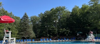 Cozy, Relaxing, Getaway house in Big Bass community Poconos-3 mins walk to lake