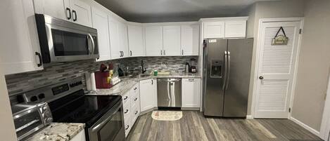 ثلاجة، ميكروويف، فرن، موقد طهي مسطح