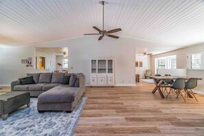 Smart TV - Above The Pines #5 Creekside Cottage (Groveland)