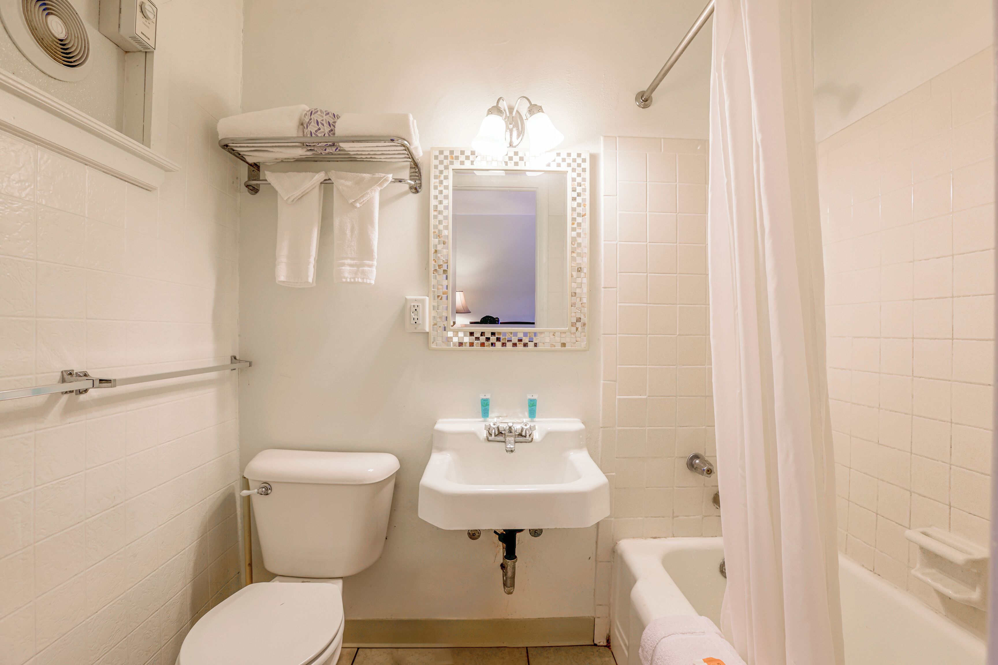 Un baño con inodoro, lavamanos y bañera.