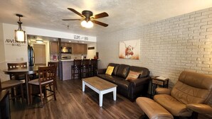 TV - Welcome to the Ranch! Spacious LUXURY FAMILY SUITE 202 (River Ranch)