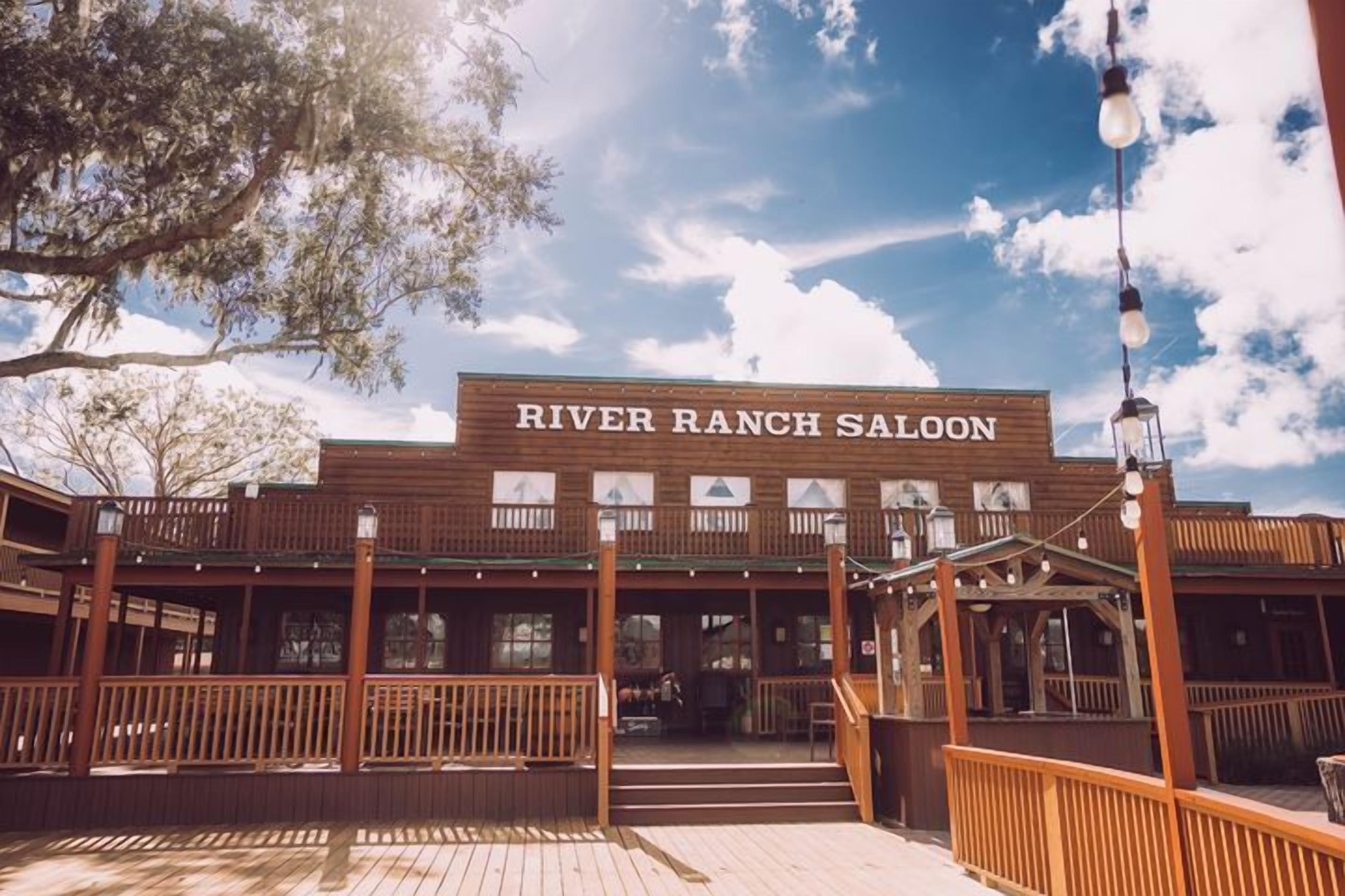 Un bâtiment en bois sur lequel on peut lire l’inscription : « RIVER RANCH SALOON ».