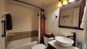Combined shower/tub - Welcome to the Ranch! Spacious LUXURY FAMILY SUITE 202 (River Ranch)