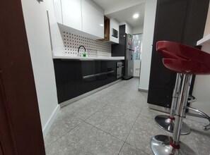 Kühlschrank, Mikrowelle, Herdplatte, Wasserkocher mit Kaffee-/Teezubehör